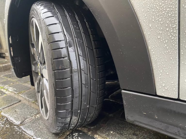 Testy opon letnich 2023: Dokładny przegląd najlepszych modeli na rynku