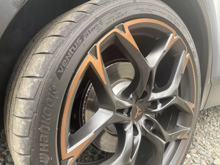 Zrozumienie opon letnich Hankook: modele Ventus, Kinergy i ION